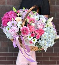 Цветочная композиция из Розы, Хризантемы, Пионы и Лизиантусы в корзине в Клишева