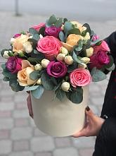 Цветочная композиция из Розы в шляпной коробке в Клишева
